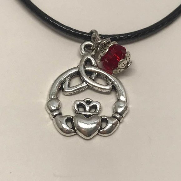Claddagh Triquetra Celtic Trinity Knot Dark Red - Picture 1 of 8